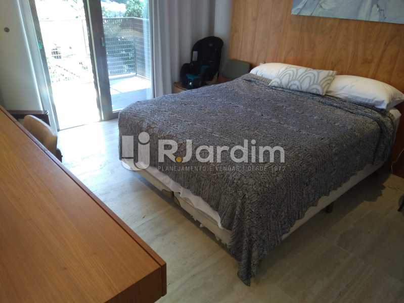 Conheça Suíte Master do imóvel - Cobertura Avenida Visconde de Albuquerque,Leblon, Zona Sul,Rio de Janeiro, RJ À Venda, 2 Quartos, 130m² - LACO20101 - 13 Suíte Master - Cobertura Avenida Visconde de Albuquerque,Leblon, Zona Sul,Rio de Janeiro, RJ À Venda, 2 Quartos, 130m² - LACO20101 - 13