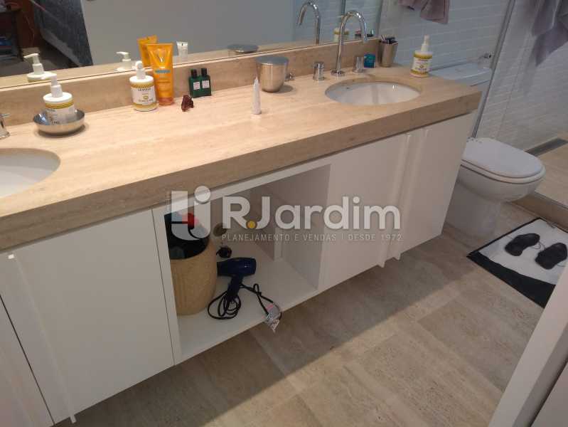 Conheça Banheiro da Suíte do imóvel - Cobertura Avenida Visconde de Albuquerque,Leblon, Zona Sul,Rio de Janeiro, RJ À Venda, 2 Quartos, 130m² - LACO20101 - 19 Banheiro da Suíte - Cobertura Avenida Visconde de Albuquerque,Leblon, Zona Sul,Rio de Janeiro, RJ À Venda, 2 Quartos, 130m² - LACO20101 - 19