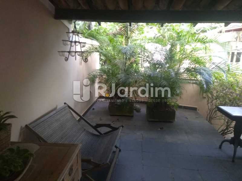 Conheça Varandão do imóvel - Casa À Venda - Jardim Botânico - Rio de Janeiro - RJ - LACA40043 - 4 Varandão - Casa À Venda - Jardim Botânico - Rio de Janeiro - RJ - LACA40043 - 4