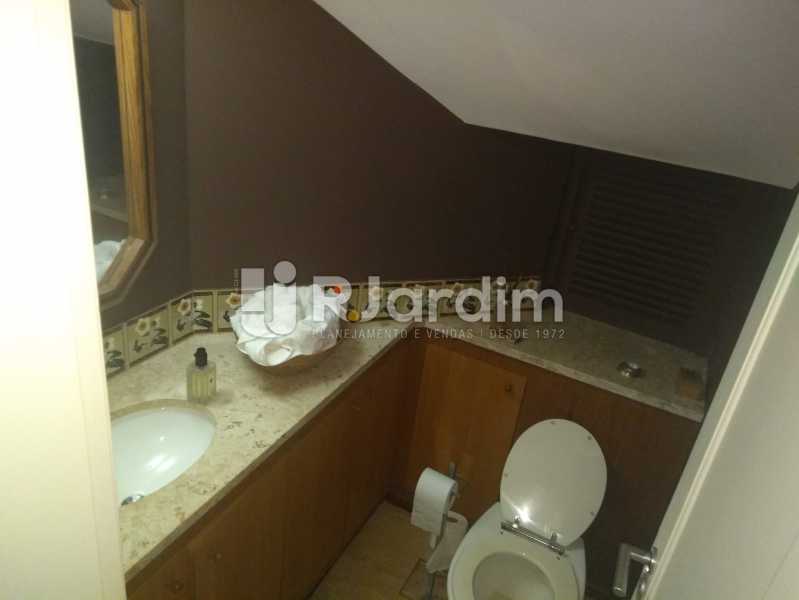 Conheça Lavabo do imóvel - Casa À Venda - Jardim Botânico - Rio de Janeiro - RJ - LACA40043 - 13 Lavabo - Casa À Venda - Jardim Botânico - Rio de Janeiro - RJ - LACA40043 - 13