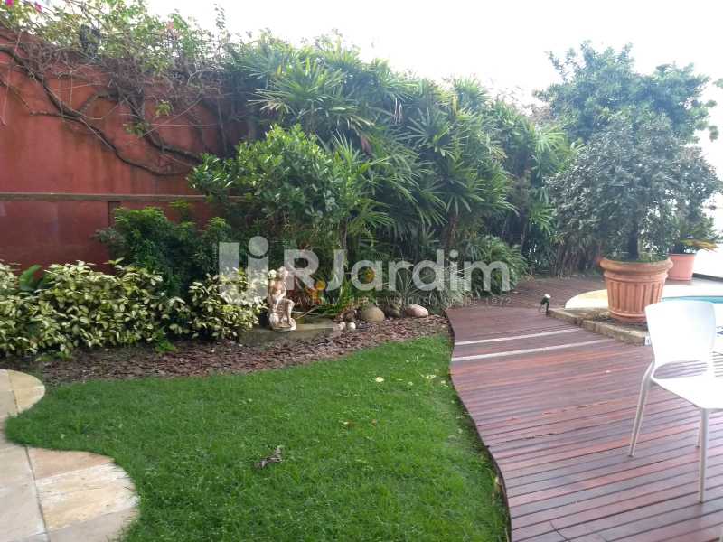 Conheça jardins da piscina do imóvel - Casa em Condomínio Joá 5 Quartos - LACN50010 - 4 jardins da piscina - Casa em Condomínio Joá 5 Quartos - LACN50010 - 4