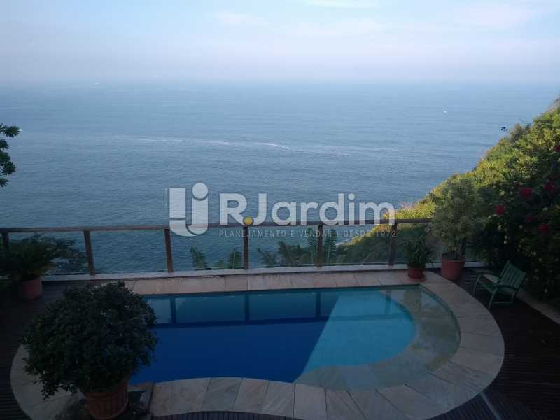 Conheça vista / deck piscina do imóvel - Casa em Condomínio Joá 5 Quartos - LACN50010 - 3 vista / deck piscina - Casa em Condomínio Joá 5 Quartos - LACN50010 - 3