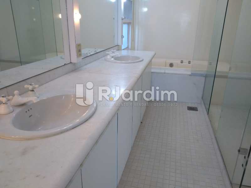 Conheça banheiro / suíte do imóvel - Casa em Condomínio Joá 5 Quartos - LACN50010 - 24 banheiro / suíte - Casa em Condomínio Joá 5 Quartos - LACN50010 - 24