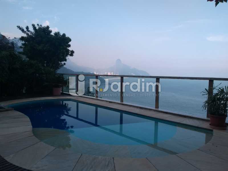 Conheça vista / deck piscina do imóvel - Casa em Condomínio Joá 5 Quartos - LACN50010 - 1 vista / deck piscina - Casa em Condomínio Joá 5 Quartos - LACN50010 - 1