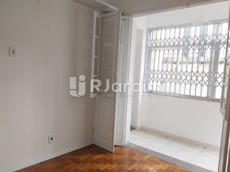 Conheça quarto com acesso a varanda do imóvel - Apartamento Lagoa 2 Quartos Aluguel Administração Imóveis - LAAP21505 - 5 quarto com acesso a varanda - Apartamento Lagoa 2 Quartos Aluguel Administração Imóveis - LAAP21505 - 5