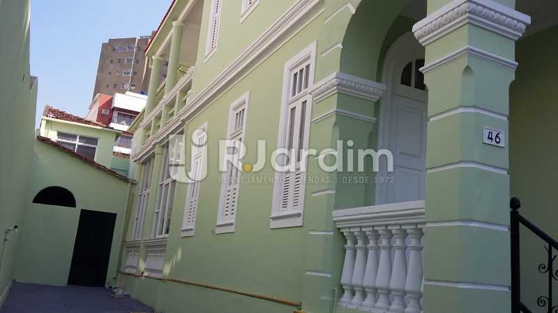 Conheça garagem / entrada anexo do imóvel - Casa À Venda - Botafogo - Rio de Janeiro - RJ - LACA100005 - 6 garagem / entrada anexo - Casa À Venda - Botafogo - Rio de Janeiro - RJ - LACA100005 - 6