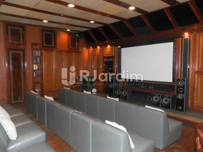 Conheça Sala de cinema do imóvel - Casa Rua Cosme Velho,Cosme Velho, Zona Sul,Rio de Janeiro, RJ À Venda, 4 Quartos, 780m² - LACA40047 - 3 Sala de cinema - Casa Rua Cosme Velho,Cosme Velho, Zona Sul,Rio de Janeiro, RJ À Venda, 4 Quartos, 780m² - LACA40047 - 3