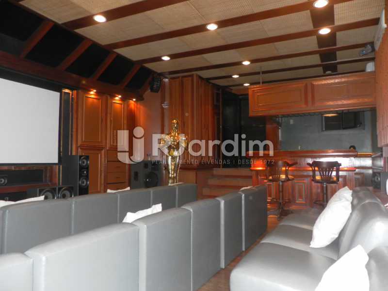 Conheça Sala de cinema do imóvel - Casa Rua Cosme Velho,Cosme Velho, Zona Sul,Rio de Janeiro, RJ À Venda, 4 Quartos, 780m² - LACA40047 - 4 Sala de cinema - Casa Rua Cosme Velho,Cosme Velho, Zona Sul,Rio de Janeiro, RJ À Venda, 4 Quartos, 780m² - LACA40047 - 4