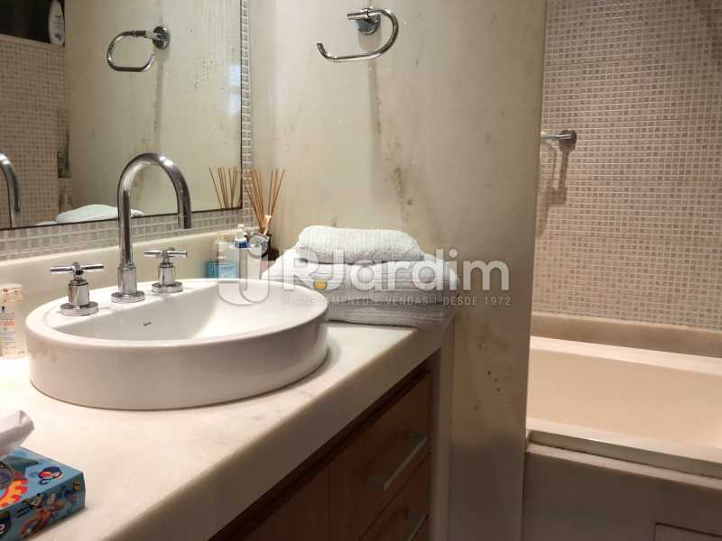Conheça Banheiro social do imóvel - Apartamento À Venda - Gávea - Rio de Janeiro - RJ - LAAP21571 - 15 Banheiro social - Apartamento À Venda - Gávea - Rio de Janeiro - RJ - LAAP21571 - 15