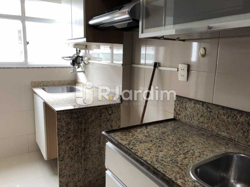 Conheça Cozinha/ A. Serviços do imóvel - Apartamento À Venda - Botafogo - Rio de Janeiro - RJ - LAAP32223 - 24 Cozinha/ A. Serviços - Apartamento À Venda - Botafogo - Rio de Janeiro - RJ - LAAP32223 - 24