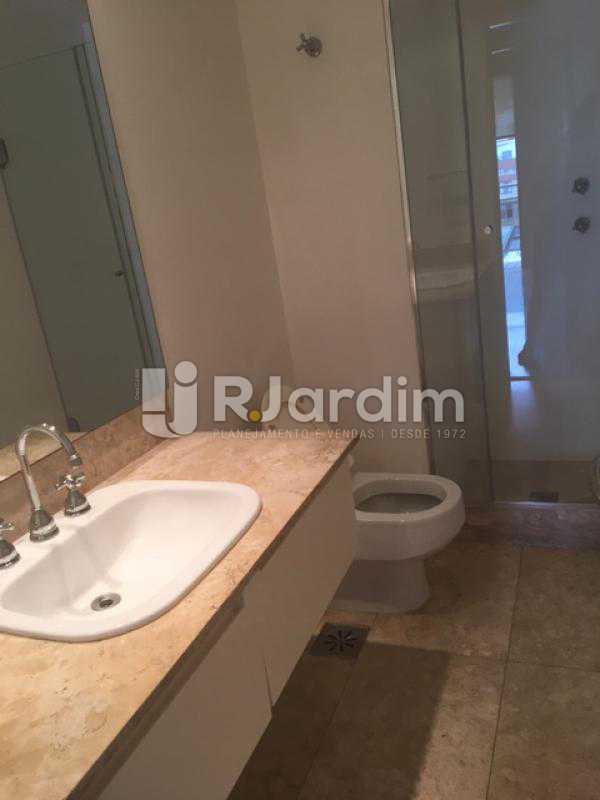 Conheça banheiro do imóvel - Apartamento Leblon 2 Quartos Aluguel Administração imóveis - LAAP21612 - 8 banheiro - Apartamento Leblon 2 Quartos Aluguel Administração imóveis - LAAP21612 - 8
