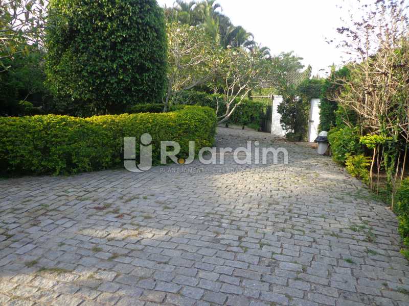 Conheça Entrada de carros do imóvel - Casa em Condominio À Venda - Barra da Tijuca - Rio de Janeiro - RJ - LACN50012 - 28 Entrada de carros - Casa em Condominio À Venda - Barra da Tijuca - Rio de Janeiro - RJ - LACN50012 - 28