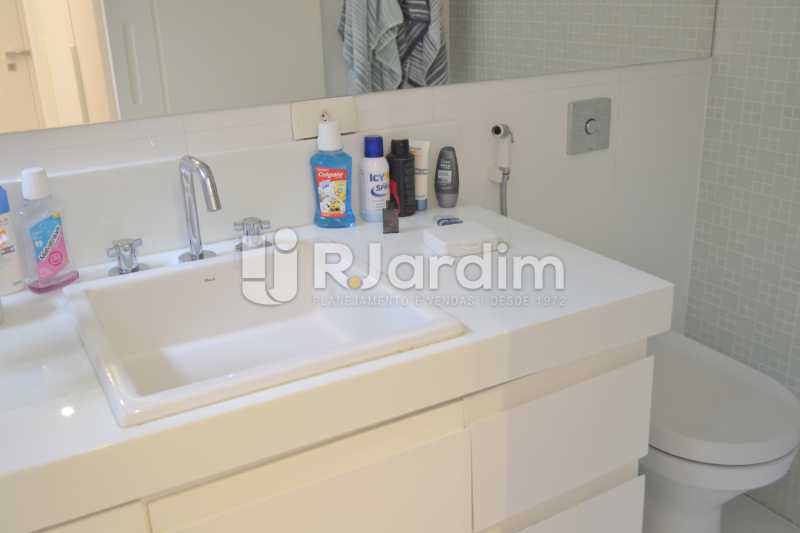 Conheça BANHEIRO SOCIAL do imóvel - Apartamento Rua General Venâncio Flores,Leblon, Zona Sul,Rio de Janeiro, RJ Para Alugar, 2 Quartos, 134m² - LAAP21617 - 18 BANHEIRO SOCIAL - Apartamento Rua General Venâncio Flores,Leblon, Zona Sul,Rio de Janeiro, RJ Para Alugar, 2 Quartos, 134m² - LAAP21617 - 18