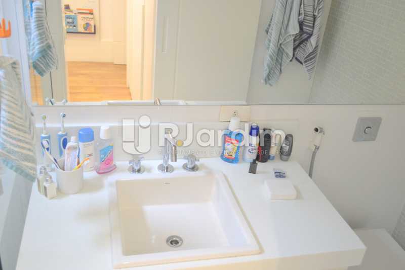 Conheça BANHEIRO SOCIAL do imóvel - Apartamento Rua General Venâncio Flores,Leblon, Zona Sul,Rio de Janeiro, RJ Para Alugar, 2 Quartos, 134m² - LAAP21617 - 19 BANHEIRO SOCIAL - Apartamento Rua General Venâncio Flores,Leblon, Zona Sul,Rio de Janeiro, RJ Para Alugar, 2 Quartos, 134m² - LAAP21617 - 19