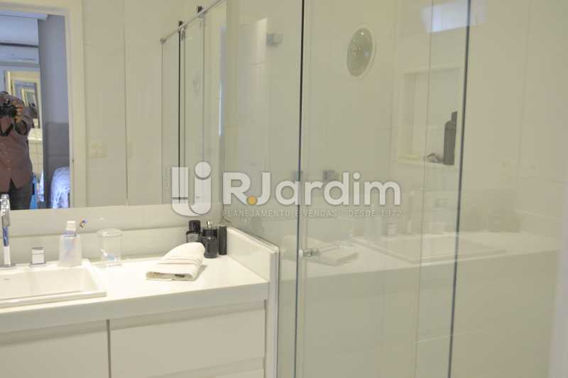 Conheça BANHEIRO SUÍTE do imóvel - Apartamento Rua General Venâncio Flores,Leblon, Zona Sul,Rio de Janeiro, RJ Para Alugar, 2 Quartos, 134m² - LAAP21617 - 26 BANHEIRO SUÍTE - Apartamento Rua General Venâncio Flores,Leblon, Zona Sul,Rio de Janeiro, RJ Para Alugar, 2 Quartos, 134m² - LAAP21617 - 26