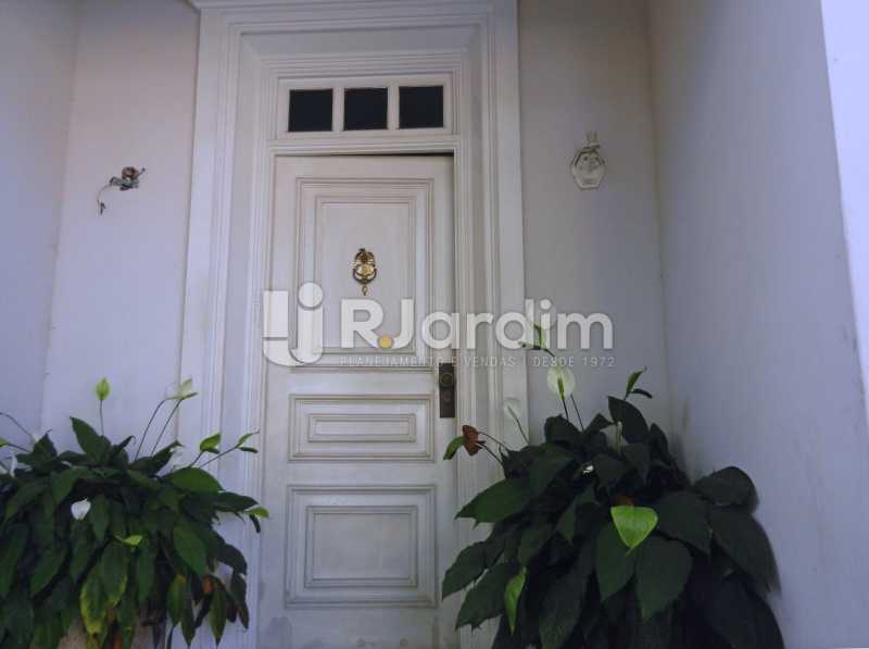 Conheça entrada do imóvel - Casa Triplex Residencial Botafogo 5 Quartos Garagem Compra Venda Avaliação Imóveis - LACV50002 - 4 entrada - Casa Triplex Residencial Botafogo 5 Quartos Garagem Compra Venda Avaliação Imóveis - LACV50002 - 4