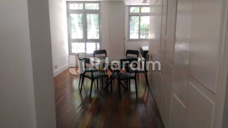 Conheça SALA do imóvel - Apartamento Leblon 2 Quartos - LAAP21630 - 14 SALA - Apartamento Leblon 2 Quartos - LAAP21630 - 14