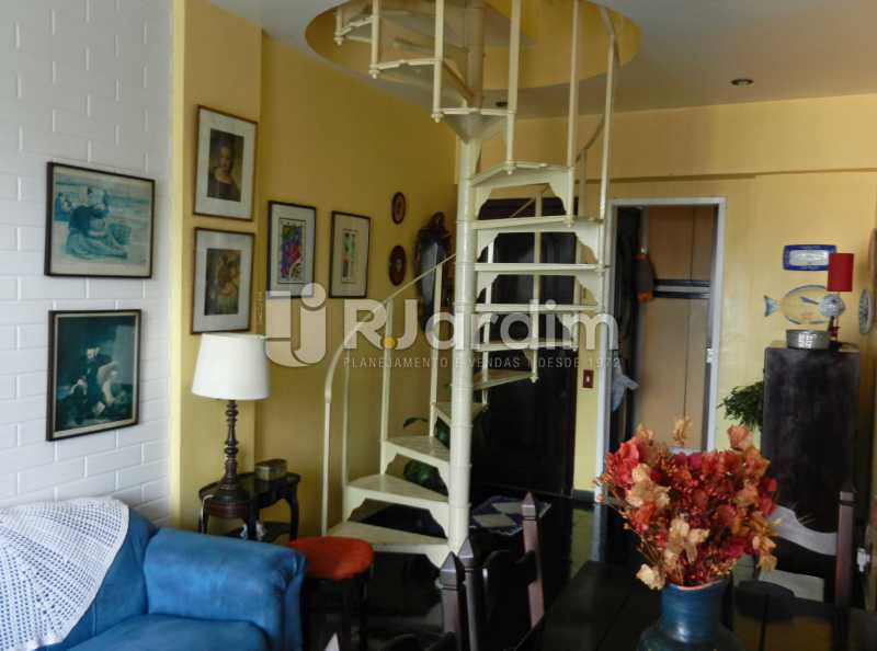 Conheça sala primeiro andar do imóvel - Cobertura Duplex Barra da Tijuca 2 Quartos - LACO20112 - 13 sala primeiro andar - Cobertura Duplex Barra da Tijuca 2 Quartos - LACO20112 - 13