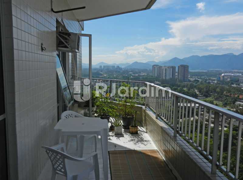 Conheça varanda primeiro andar do imóvel - Cobertura Duplex Barra da Tijuca 2 Quartos - LACO20112 - 15 varanda primeiro andar - Cobertura Duplex Barra da Tijuca 2 Quartos - LACO20112 - 15