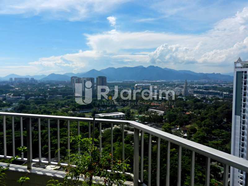 Conheça varanda primeiro andar do imóvel - Cobertura Duplex Barra da Tijuca 2 Quartos - LACO20112 - 16 varanda primeiro andar - Cobertura Duplex Barra da Tijuca 2 Quartos - LACO20112 - 16