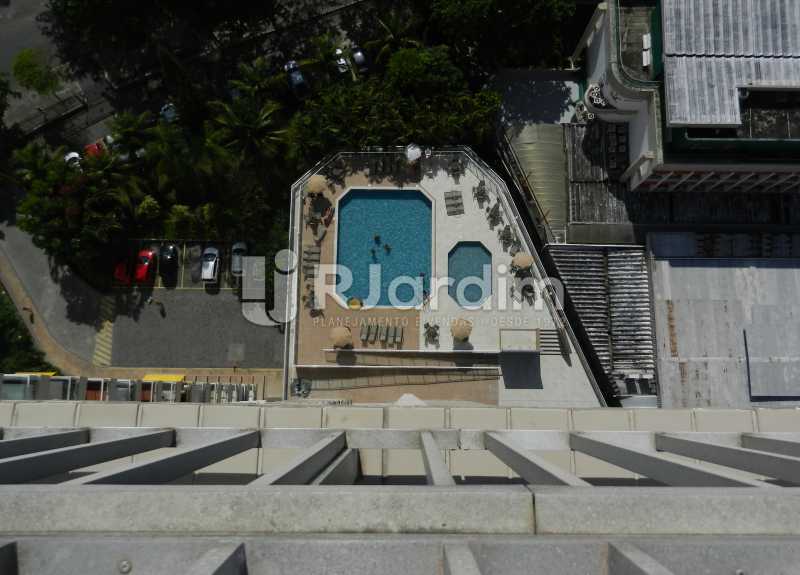 Conheça piscina condomínio do imóvel - Cobertura Duplex Barra da Tijuca 2 Quartos - LACO20112 - 26 piscina condomínio - Cobertura Duplex Barra da Tijuca 2 Quartos - LACO20112 - 26