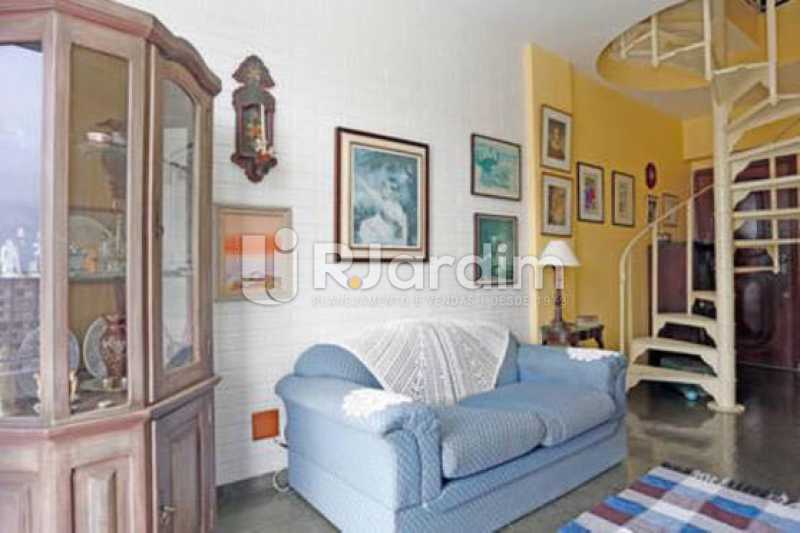 Conheça sala primeiro andar do imóvel - Cobertura Duplex Barra da Tijuca 2 Quartos - LACO20112 - 14 sala primeiro andar - Cobertura Duplex Barra da Tijuca 2 Quartos - LACO20112 - 14