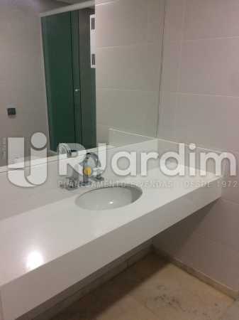 Conheça Banheiro social do imóvel - Apartamento Leblon 3 Quartos Aluguel - LAAP32301 - 14 Banheiro social - Apartamento Leblon 3 Quartos Aluguel - LAAP32301 - 14