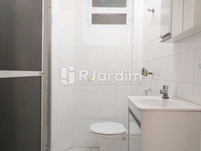 Conheça banheiro social do imóvel - apartamento com 3 quartos a uma quadra da praia - LAAP32302 - 10 banheiro social - apartamento com 3 quartos a uma quadra da praia - LAAP32302 - 10