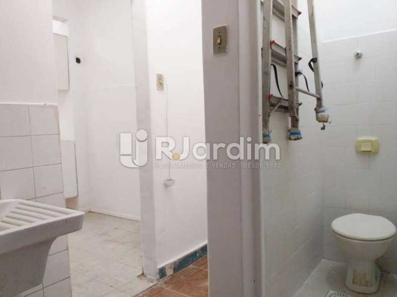 Conheça area de serviço do imóvel - apartamento com 3 quartos a uma quadra da praia - LAAP32302 - 16 area de serviço - apartamento com 3 quartos a uma quadra da praia - LAAP32302 - 16