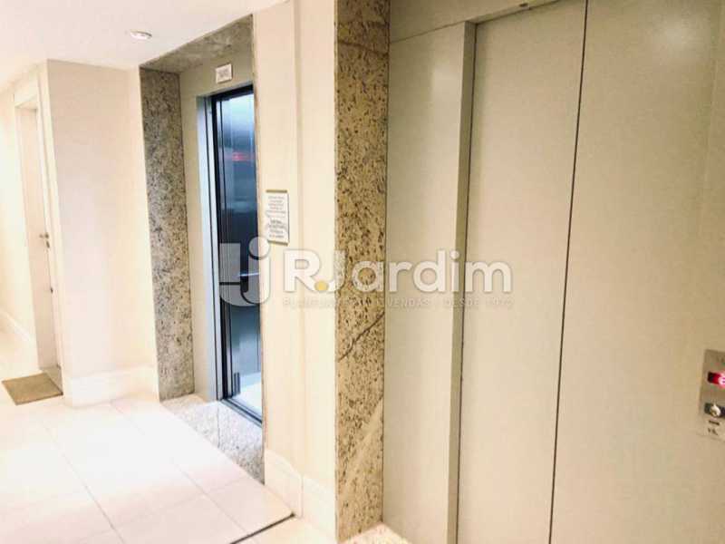Conheça elevadores do imóvel - Apartamento À Venda Avenida Vice Presidente Jose Alencar,Barra da Tijuca, Zona Oeste - Barra e Adjacentes,Rio de Janeiro - R$ 520.000 - LAAP21663 - 18 elevadores - Apartamento À Venda Avenida Vice Presidente Jose Alencar,Barra da Tijuca, Zona Oeste - Barra e Adjacentes,Rio de Janeiro - R$ 520.000 - LAAP21663 - 18