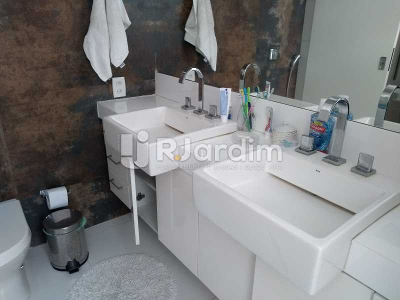 Conheça banheiro social do imóvel - Apartamento Copacabana 3 Quartos - LAAP32317 - 15 banheiro social - Apartamento Copacabana 3 Quartos - LAAP32317 - 15