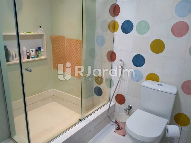 Conheça banheiro social do imóvel - Apartamento Copacabana 3 Quartos - LAAP32317 - 17 banheiro social - Apartamento Copacabana 3 Quartos - LAAP32317 - 17