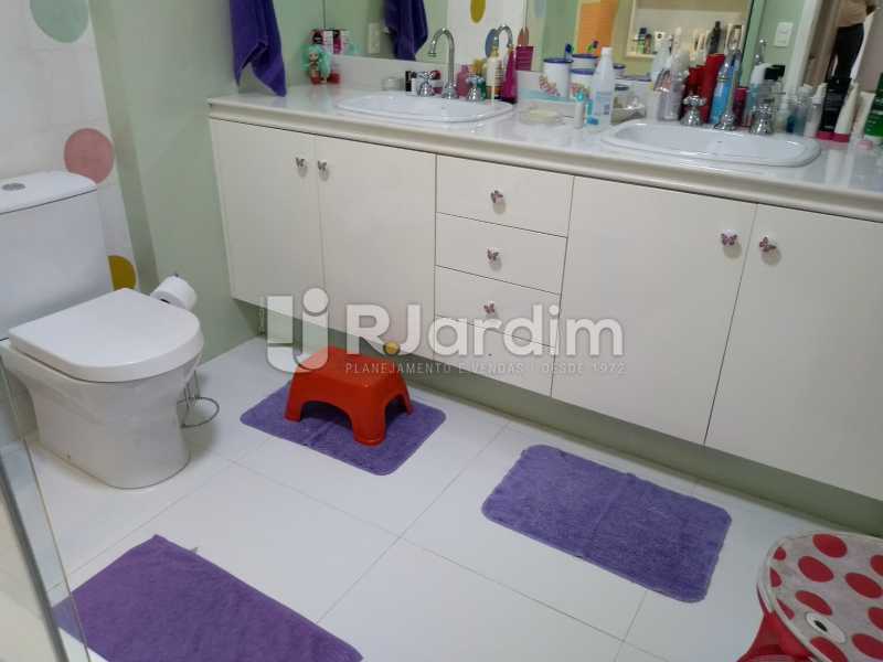 Conheça banheiro social do imóvel - Apartamento Copacabana 3 Quartos - LAAP32317 - 18 banheiro social - Apartamento Copacabana 3 Quartos - LAAP32317 - 18