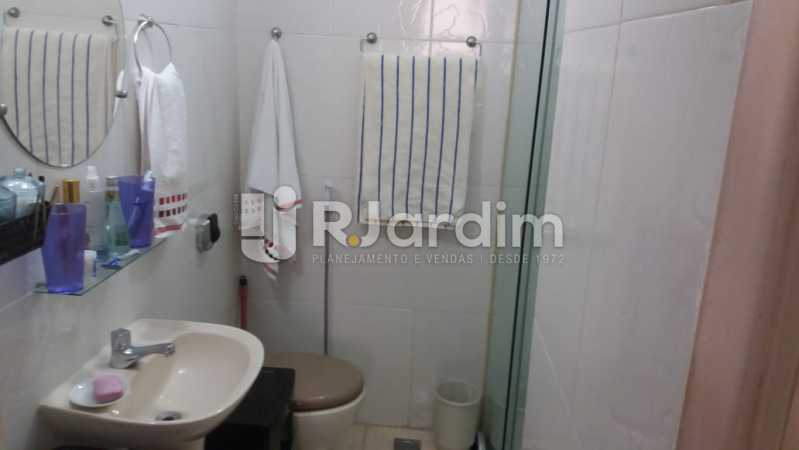 Conheça Banheiro social do imóvel - Apartamento Copacabana 2 Quartos - LAAP21668 - 21 Banheiro social - Apartamento Copacabana 2 Quartos - LAAP21668 - 21