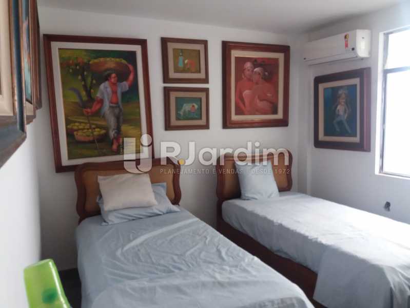 Conheça Suíte 2º piso do imóvel - Casa Gávea, Zona Sul,Rio de Janeiro, RJ À Venda, 7 Quartos, 900m² - LACA70001 - 17 Suíte 2º piso - Casa Gávea, Zona Sul,Rio de Janeiro, RJ À Venda, 7 Quartos, 900m² - LACA70001 - 17
