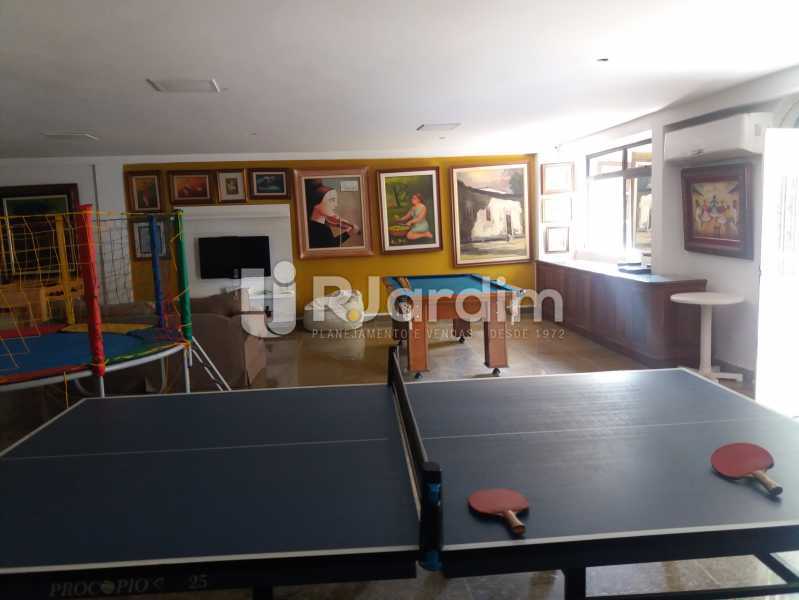 Conheça Salão 2º piso do imóvel - Casa Gávea, Zona Sul,Rio de Janeiro, RJ À Venda, 7 Quartos, 900m² - LACA70001 - 30 Salão 2º piso - Casa Gávea, Zona Sul,Rio de Janeiro, RJ À Venda, 7 Quartos, 900m² - LACA70001 - 30