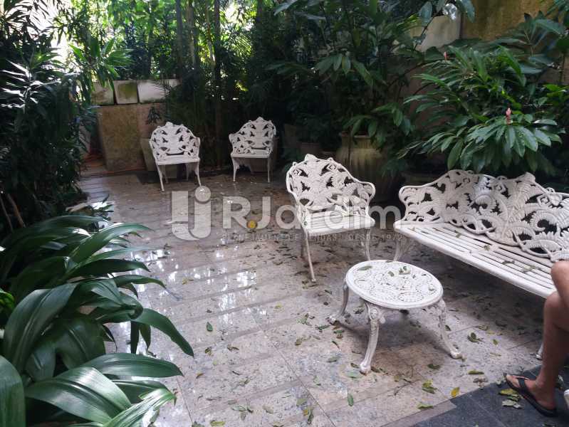 Conheça Jardim entrada do imóvel - Casa Gávea, Zona Sul,Rio de Janeiro, RJ À Venda, 7 Quartos, 900m² - LACA70001 - 31 Jardim entrada - Casa Gávea, Zona Sul,Rio de Janeiro, RJ À Venda, 7 Quartos, 900m² - LACA70001 - 31