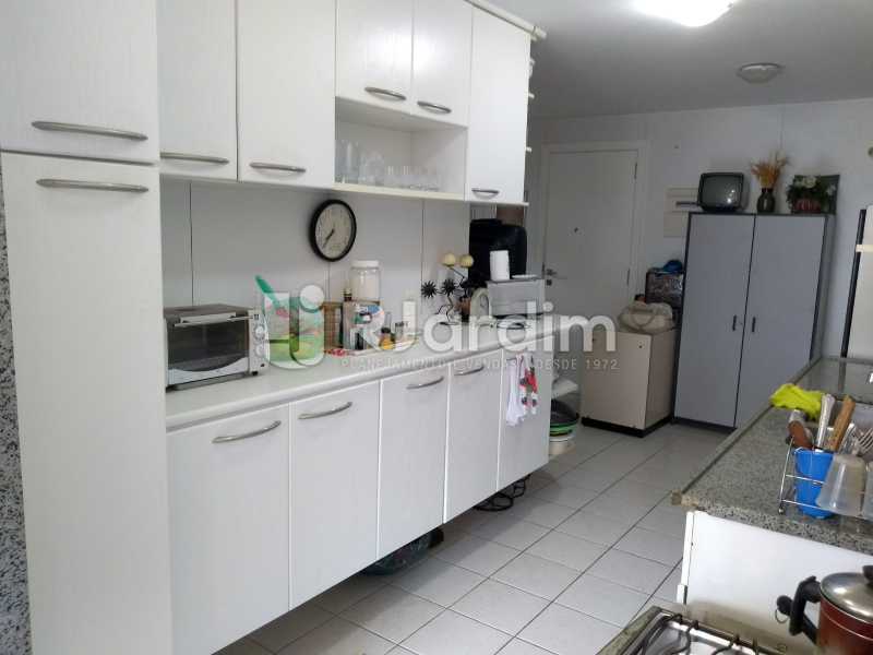 Conheça cozinha do imóvel - Apartamento Barra da Tijuca 4 Quartos - LAAP40849 - 18 cozinha - Apartamento Barra da Tijuca 4 Quartos - LAAP40849 - 18
