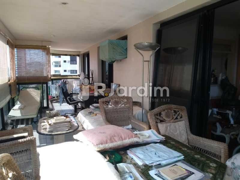 Conheça varanda / sala e suíte do imóvel - Apartamento Barra da Tijuca 4 Quartos - LAAP40849 - 13 varanda / sala e suíte - Apartamento Barra da Tijuca 4 Quartos - LAAP40849 - 13