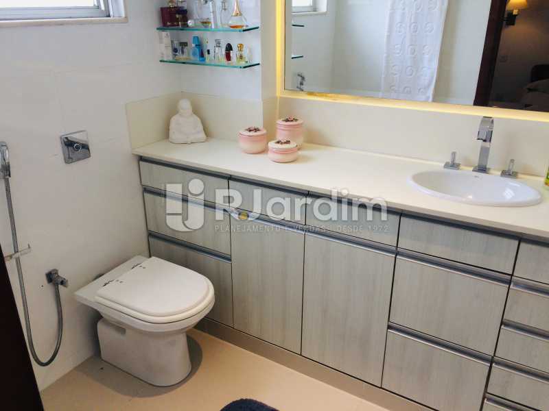 Conheça Banheiro suíte do imóvel - Apartamento Leblon 3 Quartos - LAAP32338 - 21 Banheiro suíte - Apartamento Leblon 3 Quartos - LAAP32338 - 21