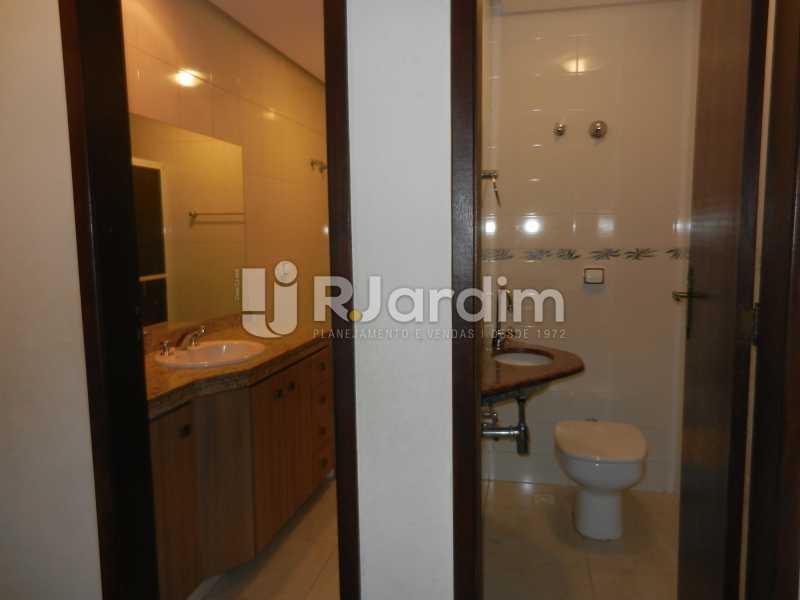 Conheça lavabo e banheiro do imóvel - Apartamento Copacabana 3 Quartos Aluguel Administração Imóveis - LAAP32367 - 8 lavabo e banheiro - Apartamento Copacabana 3 Quartos Aluguel Administração Imóveis - LAAP32367 - 8