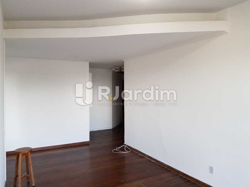 Conheça Sala em tábua corrida do imóvel - Apartamento Avenida Lúcio Costa,Barra da Tijuca, Zona Oeste - Barra e Adjacentes,Rio de Janeiro, RJ À Venda, 1 Quarto, 72m² - LAAP10426 - 3 Sala em tábua corrida - Apartamento Avenida Lúcio Costa,Barra da Tijuca, Zona Oeste - Barra e Adjacentes,Rio de Janeiro, RJ À Venda, 1 Quarto, 72m² - LAAP10426 - 3