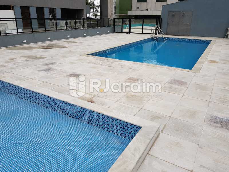 Conheça Piscina do condomínio do imóvel - Apartamento Avenida Lúcio Costa,Barra da Tijuca, Zona Oeste - Barra e Adjacentes,Rio de Janeiro, RJ À Venda, 1 Quarto, 72m² - LAAP10426 - 1 Piscina do condomínio - Apartamento Avenida Lúcio Costa,Barra da Tijuca, Zona Oeste - Barra e Adjacentes,Rio de Janeiro, RJ À Venda, 1 Quarto, 72m² - LAAP10426 - 1