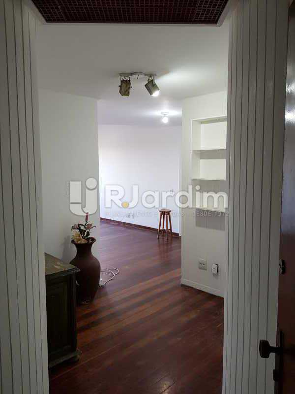Conheça Continuação da sala do imóvel - Apartamento Avenida Lúcio Costa,Barra da Tijuca, Zona Oeste - Barra e Adjacentes,Rio de Janeiro, RJ À Venda, 1 Quarto, 72m² - LAAP10426 - 6 Continuação da sala - Apartamento Avenida Lúcio Costa,Barra da Tijuca, Zona Oeste - Barra e Adjacentes,Rio de Janeiro, RJ À Venda, 1 Quarto, 72m² - LAAP10426 - 6