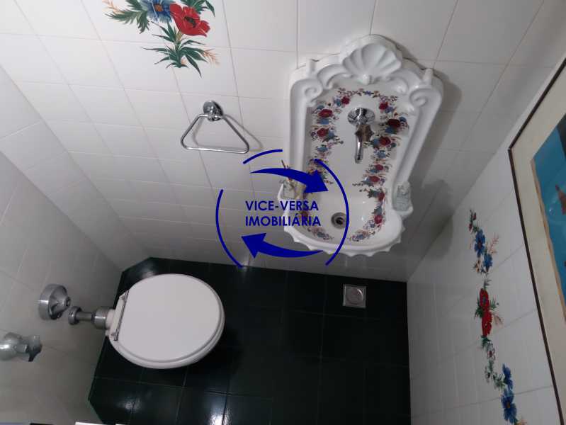 Conheça Lavabo do imóvel - Excelente apartamento com 128m² (salão, 3quartos, dependências, garagem), no melhor ponto da Rua das Laranjeiras, ao lado do Instituto Nacional de Educação dos Surdos. - 1029 - 10 Lavabo - Excelente apartamento com 128m² (salão, 3quartos, dependências, garagem), no melhor ponto da Rua das Laranjeiras, ao lado do Instituto Nacional de Educação dos Surdos. - 1029 - 10
