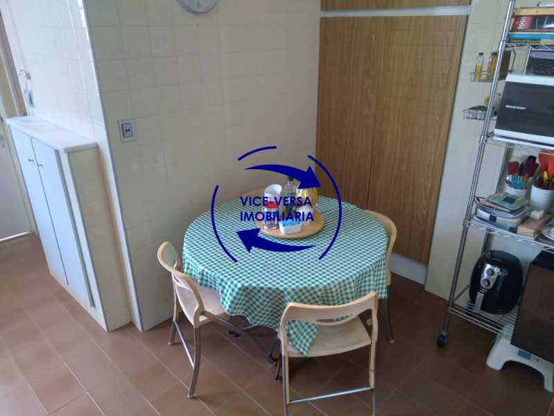 Conheça Cozinha do imóvel - Excelente apartamento com 128m² (salão, 3quartos, dependências, garagem), no melhor ponto da Rua das Laranjeiras, ao lado do Instituto Nacional de Educação dos Surdos. - 1029 - 22 Cozinha - Excelente apartamento com 128m² (salão, 3quartos, dependências, garagem), no melhor ponto da Rua das Laranjeiras, ao lado do Instituto Nacional de Educação dos Surdos. - 1029 - 22