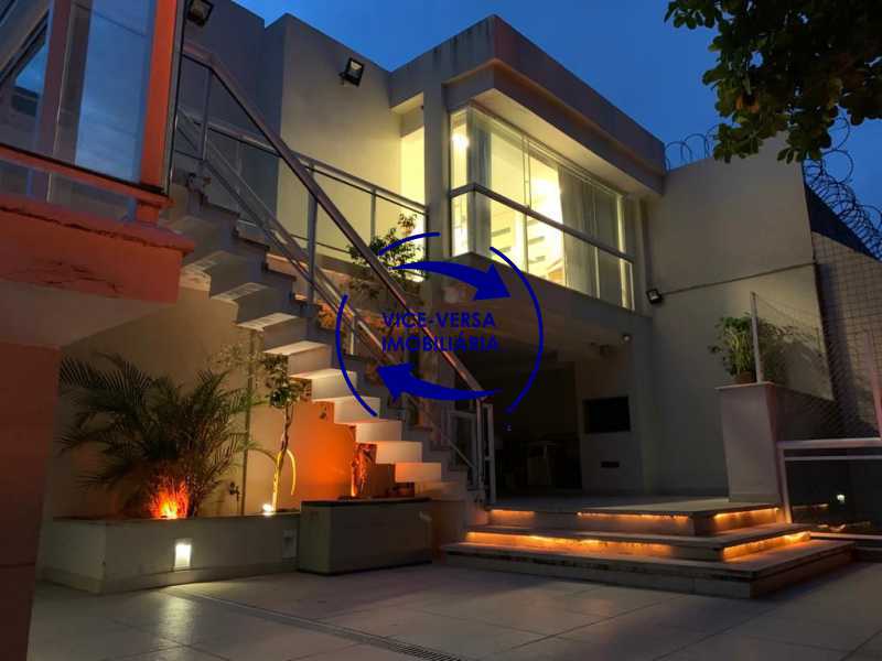 Conheça 01 Terraço do imóvel - Lindíssima cobertura linear, única, no Jardim Oceânico, próximo À praia, com 358m², piscina e 2 vagas. - 1412 - 1 01 Terraço - Lindíssima cobertura linear, única, no Jardim Oceânico, próximo À praia, com 358m², piscina e 2 vagas. - 1412 - 1