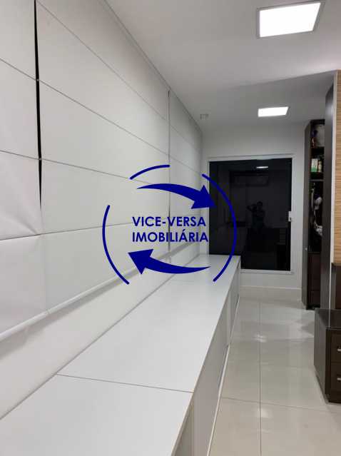 Conheça 16 Suíte master quarto do imóvel - Lindíssima cobertura linear, única, no Jardim Oceânico, próximo À praia, com 358m², piscina e 2 vagas. - 1412 - 17 16 Suíte master quarto - Lindíssima cobertura linear, única, no Jardim Oceânico, próximo À praia, com 358m², piscina e 2 vagas. - 1412 - 17