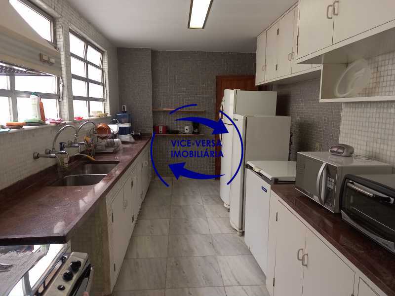 Cozinha - Segunda quadra da Praia de Copacabana, Rua Constante Ramos, andar único, 298 m², 3 salas, 4 quartos (suíte), dependências completas, 4 vagas na escritura. - 1429 - 25