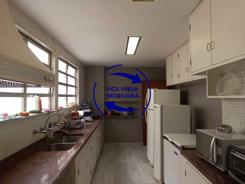 Cozinha - Segunda quadra da Praia de Copacabana, Rua Constante Ramos, andar único, 298 m², 3 salas, 4 quartos (suíte), dependências completas, 4 vagas na escritura. - 1429 - 26